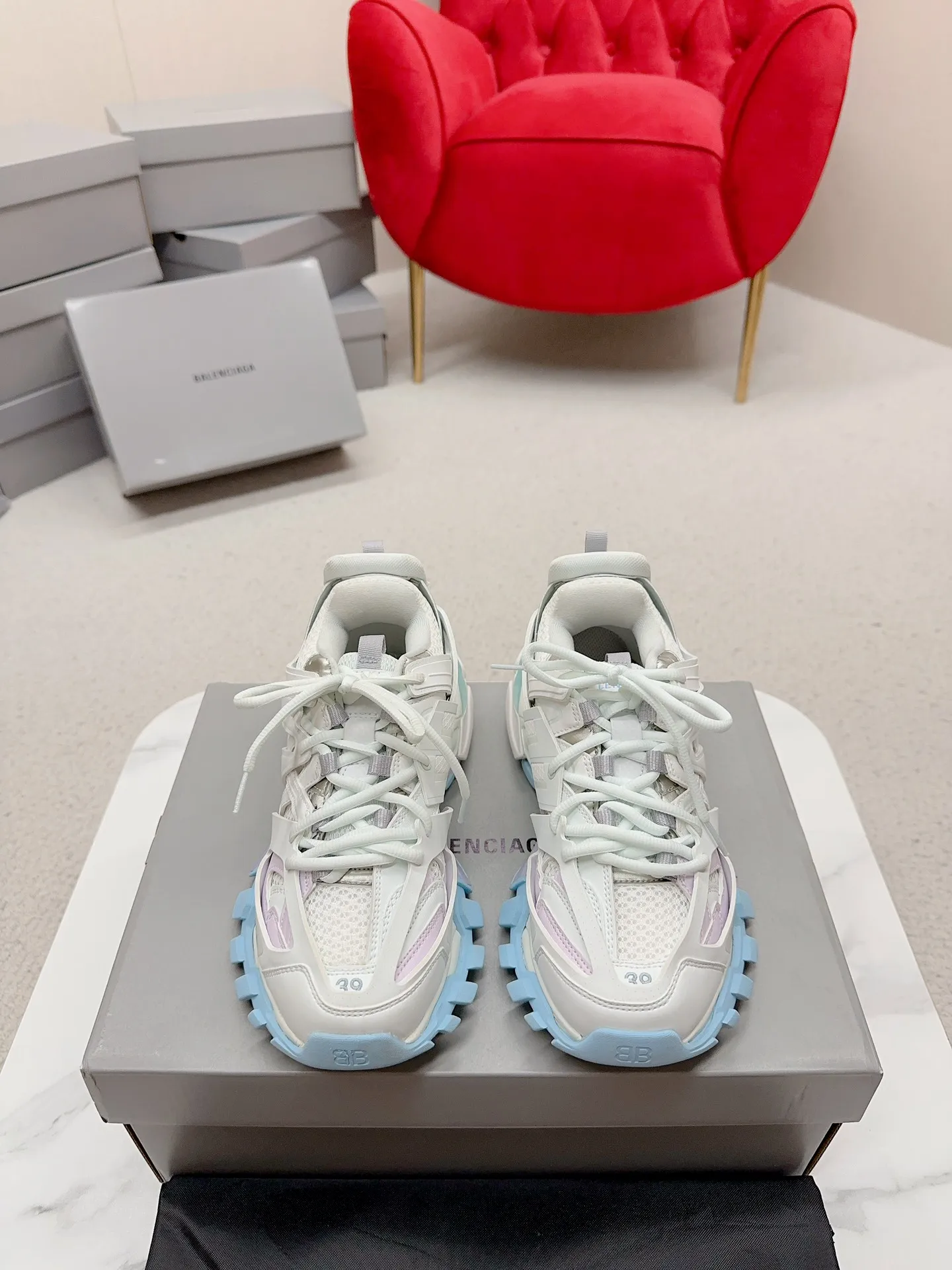 👟👟Ex-factory price 980👟👟 Men's size +10 𝐁𝐚𝐥𝐞𝐧𝐜𝐢𝐚𝐠𝐚|||𝐭𝐫𝐚𝗰𝐤 series 𝟑.𝟎Three generations of sports dad shoes‼ ️ [Top high-end quality from Dongguan Factory] Balenciaga dad shoes ~ super fashionable ~ full and three-dimensional shoes ~ amazing lines ~ very soft and light on the feet ~ super comfortable ~ versatile for commuting ~ can be paired with mid-calf socks, bell bottoms, wide-leg pants, overalls, very high-end ~ very manly and handsome ~ suitable for spring, summer, autumn and winter all year round... ⇢✈ Upper: Exclusive 1:1 original molded custom imported technical fabric mesh + imported cloth + 3M reflective strips [composed of 108 sub-pieces] ⇢✈Inner lining: Breathable mesh ⇢✈Outsole: Exclusive 1:1 original molded PU+TPU+EVA+rubber, a total of 13 sets of grinding tool combinations ⚠️Difference in market currency ~ high-end quality is definitely different ⇢✈𝐒𝐈𝐙𝐄Females: 35, 36, 37, 38, 39, 40 ⇢✈𝐒𝐈𝐙𝐄Men: 39, 40, 41, 42, 43, 44, 45